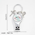 Detailansicht Happy Camper Nagelknipser Schlüsselanhänger mit Maßen 8,8cm mal 5,7cm - Happy Camping Illustrations-Stil (3)
