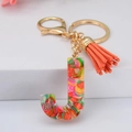 Porte-clés lettre J en résine colorée avec tranches de fruits et pompon orange vif - Lettre J