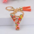 Détail du porte-clés lettre Y en résine avec tranches de fruits et pompon orange - Lettre Y
