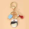 Détail d'un porte-clés médical avec masque bleu, thermomètre rouge et breloque infirmière - Nurse Avatar Style (15)