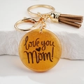 Détail de porte-clés doré avec pendentif en résine et pompon brun pour la fête des mères - Brun