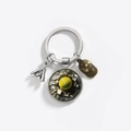 Detailansicht vom Tennisball-Glasanhänger und Metall-Baseballschläger Schlüsselring - Tennisball