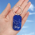 Détail d'un porte-clés Vierge en acrylique bleu foncé avec impression de constellations - Vierge