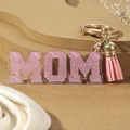 Portachiavi MOM in acrilico con motivo floreale, nappa rosa e gancio in metallo dorato - Stile Floreale Rosa (4)