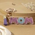 Dettaglio portachiavi MOM in acrilico con glitter, donut e nappa viola decorativa - Ciambella Viola Glitter (2)