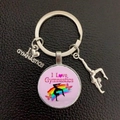 Detail van zilveren gymnastiek sleutelhanger met I Love Gymnastics glazen hanger - Roze Regenboog (2)