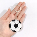 Dettaglio di un portachiavi da calcio in acrilico circolare con anello in metallo argento - Calcio