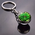 Detail van zilveren klavertje vier sleutelhanger met dubbelzijdige glazen bol hanger - Creatief Groen Klavertje(3)