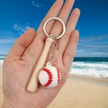 3D-PVC-Baseball-Schlüsselanhänger mit Holzschläger und realistischem Ballmodell in der Hand - Schlüsselanhänger Modell