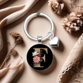 Detail eines Vintage-Schlüsselanhängers mit Rosen-Buchstabe F Anhänger und Herz-Charm - Buchstabe F