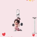 Detailweergave van de 0,25 cm dikte van deze 2D acryl sleutelhanger met gewichtheffend meisje - Fitness Meisje 4(4)