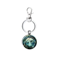Détail d'un porte-clés de pêche argenté avec motif Gone Fishing sous dôme en verre - Style Vitrail (6)