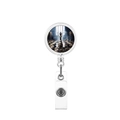 Dettaglio macro del porta badge retrattile con design a re di scacchi e clip in metallo - Stile Re sulla Scacchiera (1)