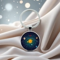 Detailopname van de zonnestelsel-sleutelhanger op elegant grijs satijnen stof - Zonnestelsel Print