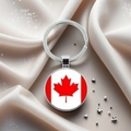 Détail du porte-clés drapeau canadien avec pendentif feuille d'érable sur fond de soie - Style Érable Rayé Rouge et Blanc Classique (4)