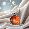 Detail van Mars planeet kristallen sleutelhanger op grijze zijden achtergrond - Venus