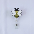Detail van schattige PVC bijen badgehouder met intrekbaar koord en metalen haakje op wit - Gestreepte Bij