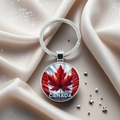 Détail du porte-clés feuille d'érable Canada sur satin avec de petites perles métalliques - Feuille Rouge Réaliste avec Mot CANADA (8)