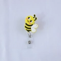 Dettaglio del porta badge retrattile a forma di ape in PVC giallo con clip in metallo - Ape che Arrossisce