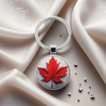 Gros plan d'un porte-clés en métal argenté avec un pendentif feuille d'érable rouge vif - Style Feuille d'Érable Rouge Réaliste Minimaliste (9)