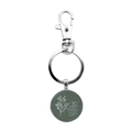 Inspirierender Schlüsselanhänger aus Silber mit grünem Glasanhänger und Blumen - Römer 12:12 Dunkelgrüner Hintergrund Floraler Stil