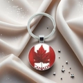 Détail d'un porte-clés en métal avec feuille d'érable du Canada sur fond de soie - Style Feuille Rouge à Rayures Blanches avec CANADA (10)