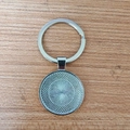 Makroaufnahme der silbernen runden Legierung-Schlüsselanhängerbasis für DIY-Schmuck - Display-Basis