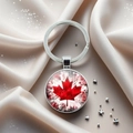 Détail du porte-clés drapeau canadien argenté avec pendentif feuille d'érable sur satin - Style Érable Éclaboussure d'Aquarelle (11)