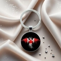 Gros plan du porte-clés Canada en argent sur fond de soie avec perles élégantes - Style Érable Artistique Aile Rouge sur Fond Noir (13)