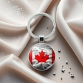 Vue détaillée du porte-clés drapeau du Canada avec feuille d'érable sur soie élégante - Style Érable avec Patch en Verre Classique (19)