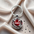 Détail d'un porte-clés feuille d'érable du Canada sur soie avec perles et décor - Style Logo CANADA Rouge et Blanc (20)