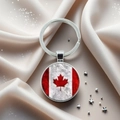 Gros plan du porte-clés drapeau canadien avec feuille d'érable sur fond de satin blanc - Style Réaliste Feuille d'Érable Rouge Unie (21)