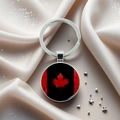 Vue à plat d'un porte-clés drapeau Canada argenté avec feuille d'érable sur soie - Style Érable Rayé sur Fond Sombre (24)