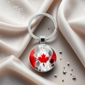 Gros plan du porte-clés drapeau du Canada sur un tissu en satin de couleur champagne - Style Érable Texture Sable Mouvant Fumée (25)