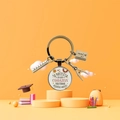 Dettaglio di un portachiavi da insegnante in argento con righello, lavagna e ciondolo a compasso - Tema Citazione Insegnante Spagnolo (5876366124531)