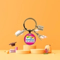Dettaglio portachiavi per insegnante con ciondoli righello e compasso su sfondo giallo - Tema Cartoleria Insegnante Incredibile Francese (5876366124532)