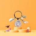 Dettaglio portachiavi per insegnanti con ciondoli a righello, compasso e taccuino - Tema Ispiratore Grandi Cuori Tedesco (5876366124545)