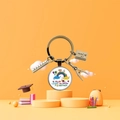 Dettaglio di portachiavi a tema scolastico con ciondolo arcobaleno su base arancio - Tema Arcobaleno Giocare Imparare Crescere Insieme Inglese (5876366124552)