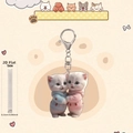 Vista detallada del grosor de 0.25cm del colgante de gato 2D en acrílico para coche - Estilo Gatos abrazados con suéteres azul y rosa (2)