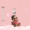 Détail du pendentif 2D en acrylique montrant l'épaisseur de 0,25 cm et le design de fille - Fille de Mode (4)