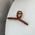 Detalle de una pinza para el cabello ámbar translúcida con estructura de resina cruzada - Café Oscuro