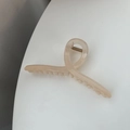Detalle de pinza de pelo beige translúcida con muelle dorado y dientes suaves para el cabello - Rosa Claro