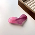 Dettaglio macro di un fermaglio per capelli a cuore rosa con scritte glitter a rilievo - Rosa