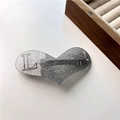 Dettaglio macro della molletta a cuore con glitter, scritte Lauom e finitura argento - Grigio Argento