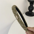Detail eines olivgrünen Tweed-Stirnbands mit goldenem Metallakzent und glitzernden Fäden - Olivgrün