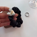 Dettaglio dell'elastico in raso nero con cuore in metallo argento e logo Lovedays - Argento (A-3390-2)