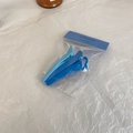 Detailansicht von 3 nahtlosen Haarspangen in Blauverlauf in Klarsichtverpackung - Nahtloser Seitenclip / Blaue Serie (B-2810-4)