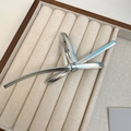 Eleganter silberner Schleifen-Haarclip aus Metallic-Leder in einer Samt-Displaybox - Silberne Metallschleifen-Spange