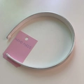 Dettaglio di un cerchietto sottile argento metallizzato su scheda rosa fatta a mano - Argento