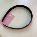 Cerchietto in pelle nera opaca con trama litchi su scheda display fatta a mano - Nero